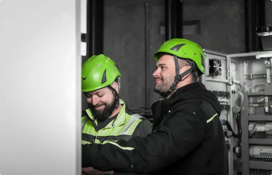 Arbeiten an einem Sicherungskasten in einer Windkraftanlage.