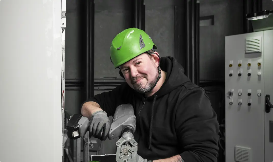 Portraitfoto vom Mitarbeiter Stefan an einem Sicherungsschrank.